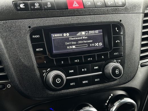 Iveco Daily 35S14V 2.3 136 PK / L2H2 / 30.452 KM !! / 3.500 KG AHG / 270 A DEUREN / TREKHAAK / AIRCO / BLUETO... ActivLease financial lease