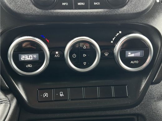 Iveco Daily 35S14V 2.3 136 PK / L2H2 / 30.452 KM !! / 3.500 KG AHG / 270 A DEUREN / TREKHAAK / AIRCO / BLUETO... ActivLease financial lease