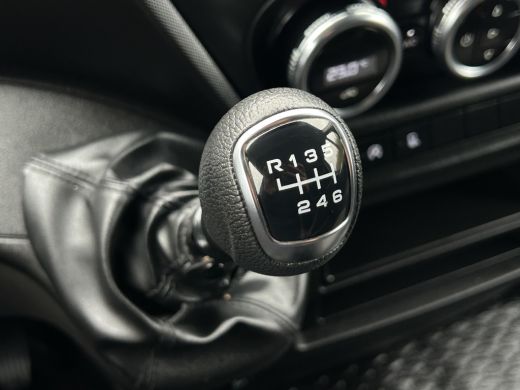 Iveco Daily 35S14V 2.3 136 PK / L2H2 / 30.452 KM !! / 3.500 KG AHG / 270 A DEUREN / TREKHAAK / AIRCO / BLUETO... ActivLease financial lease