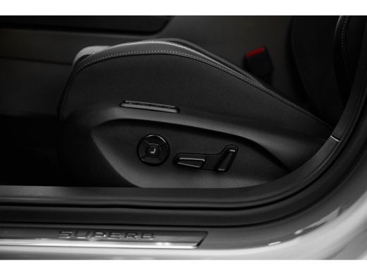 Skoda Superb Combi Sportline Business | Achteruitrijcamera | Climatronic, elektronische airconditioning met 3 ... ActivLease financial lease