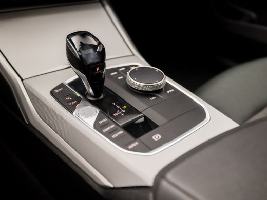 BMW 3 Serie 320i Sportline 184Pk Automaat (SCHUIFDAK, APPLE CARPLAY, GROOT NAVI, GETINT GLAS, SPORTSTOELEN, P... ActivLease financial lease