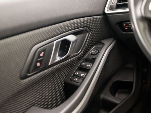 BMW 3 Serie 320i Sportline 184Pk Automaat (SCHUIFDAK, APPLE CARPLAY, GROOT NAVI, GETINT GLAS, SPORTSTOELEN, P... ActivLease financial lease