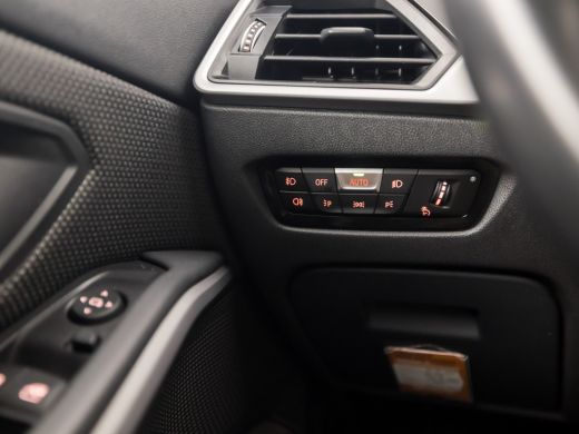 BMW 3 Serie 320i Sportline 184Pk Automaat (SCHUIFDAK, APPLE CARPLAY, GROOT NAVI, GETINT GLAS, SPORTSTOELEN, P... ActivLease financial lease