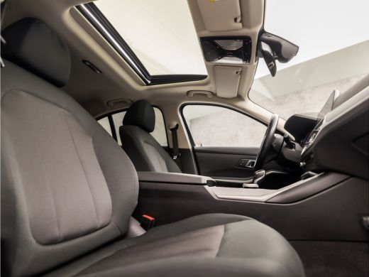 BMW 3 Serie 320i Sportline 184Pk Automaat (SCHUIFDAK, APPLE CARPLAY, GROOT NAVI, GETINT GLAS, SPORTSTOELEN, P... ActivLease financial lease