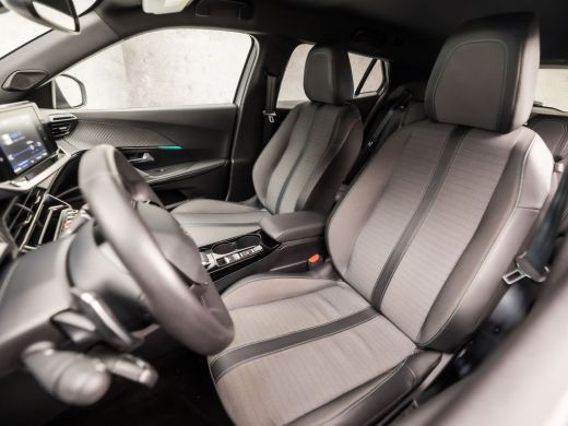 Peugeot 2008 1.2 PureTech Allure Sport Automaat (APPLE CARPLAY, NAVIGATIE, CLIMATE, 360 CAMERA, LEDER, SPORTST... ActivLease financial lease