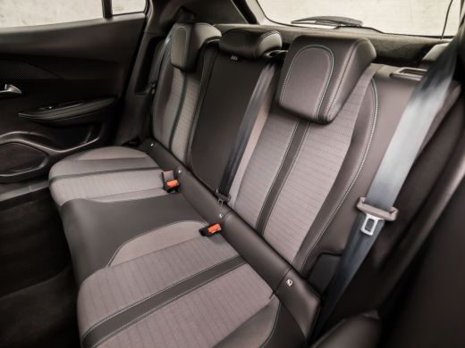 Peugeot 2008 1.2 PureTech Allure Sport Automaat (APPLE CARPLAY, NAVIGATIE, CLIMATE, 360 CAMERA, LEDER, SPORTST... ActivLease financial lease