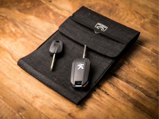 Peugeot 2008 1.2 PureTech Allure Sport Automaat (APPLE CARPLAY, NAVIGATIE, CLIMATE, 360 CAMERA, LEDER, SPORTST... ActivLease financial lease