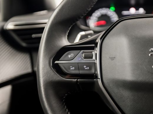 Peugeot 2008 1.2 PureTech Allure Sport Automaat (APPLE CARPLAY, NAVIGATIE, CLIMATE, 360 CAMERA, LEDER, SPORTST... ActivLease financial lease