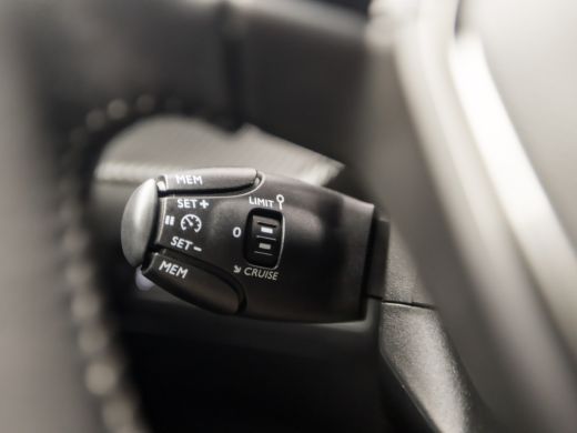 Peugeot 2008 1.2 PureTech Allure Sport Automaat (APPLE CARPLAY, NAVIGATIE, CLIMATE, 360 CAMERA, LEDER, SPORTST... ActivLease financial lease