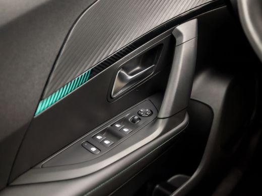 Peugeot 2008 1.2 PureTech Allure Sport Automaat (APPLE CARPLAY, NAVIGATIE, CLIMATE, 360 CAMERA, LEDER, SPORTST... ActivLease financial lease