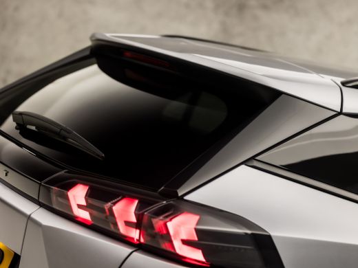 Peugeot 2008 1.2 PureTech Allure Sport Automaat (APPLE CARPLAY, NAVIGATIE, CLIMATE, 360 CAMERA, LEDER, SPORTST... ActivLease financial lease