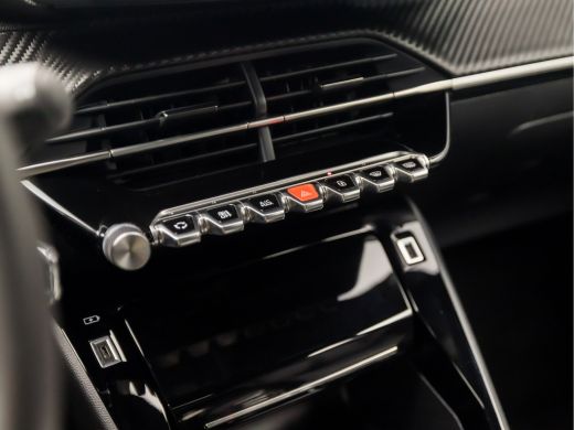 Peugeot 2008 1.2 PureTech Allure Sport Automaat (APPLE CARPLAY, NAVIGATIE, CLIMATE, 360 CAMERA, LEDER, SPORTST... ActivLease financial lease