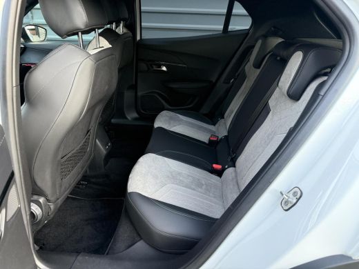 Peugeot e-2008 EV GT 50 kWh SOH 91% Navi! Camera! Stoelverw! Led! ActivLease financial lease