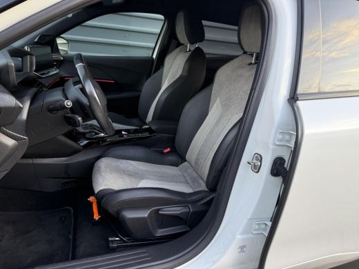 Peugeot e-2008 EV GT 50 kWh SOH 91% Navi! Camera! Stoelverw! Led! ActivLease financial lease