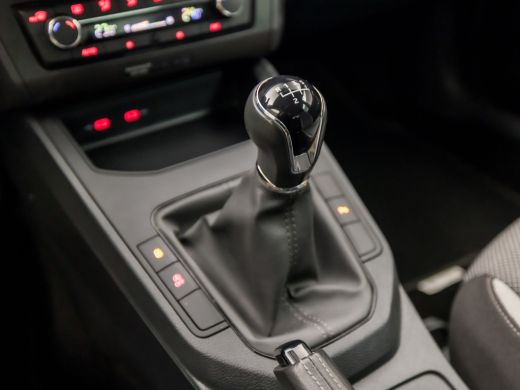 Seat Ibiza 1.0 TSI Intense Sport (APPLE CARPLAY, GROOT NAVI, CAMERA, CLIMATE, CRUISE, SPORTSTOELEN, GETINT G... ActivLease financial lease