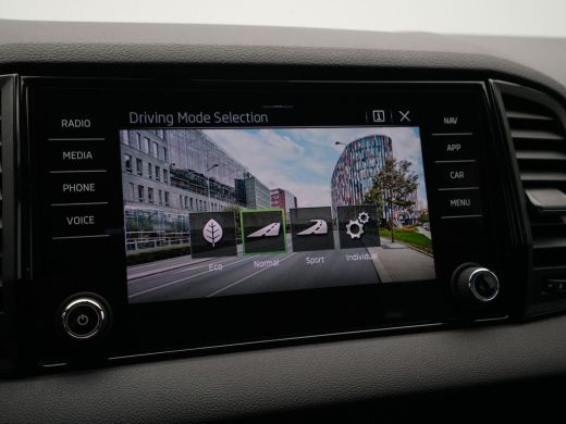 Skoda Karoq 1.5 TSI ACT 150pk Sportline Navigatie Trekhaak Camera Keyless Stoelverwarming 37 ActivLease financial lease