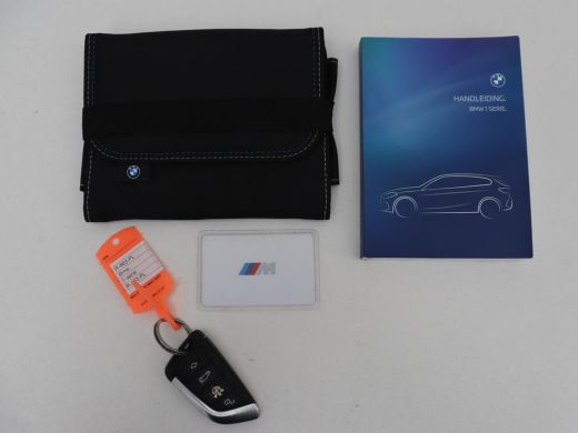 BMW 1 Serie 118i M Sport | Panoramadak | Leder | Stoelverwarming | Carplay | Sfeerverlichting | Camera | Live... ActivLease financial lease