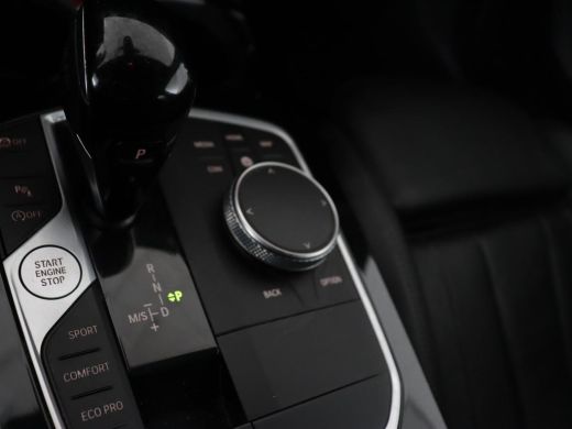 BMW 1 Serie 118i M Sport | Panoramadak | Leder | Stoelverwarming | Carplay | Sfeerverlichting | Camera | Live... ActivLease financial lease