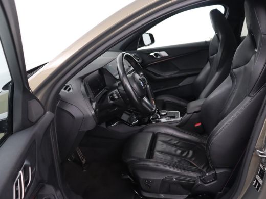 BMW 1 Serie 118i M Sport | Panoramadak | Leder | Stoelverwarming | Carplay | Sfeerverlichting | Camera | Live... ActivLease financial lease