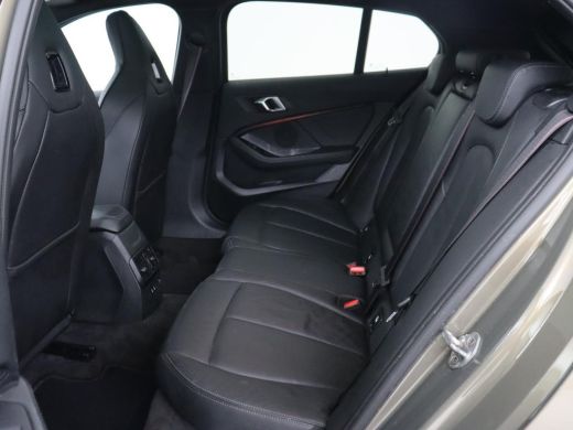 BMW 1 Serie 118i M Sport | Panoramadak | Leder | Stoelverwarming | Carplay | Sfeerverlichting | Camera | Live... ActivLease financial lease
