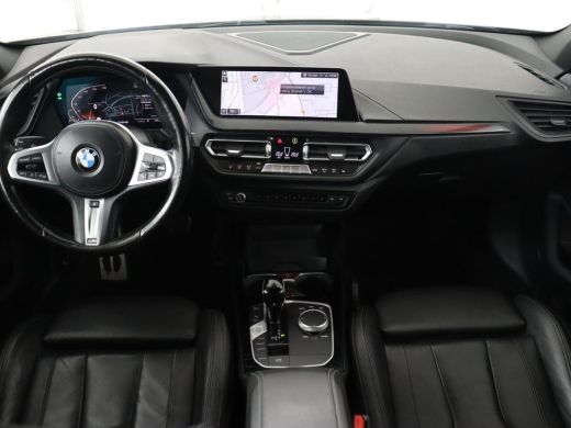 BMW 1 Serie 118i M Sport | Panoramadak | Leder | Stoelverwarming | Carplay | Sfeerverlichting | Camera | Live... ActivLease financial lease