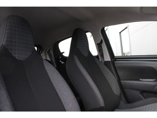 Peugeot 108 1.0 e-VTi Allure | Navi by app | Climate control | Camera | LED | Mistlampen | Lichtmetaal | ActivLease financial lease