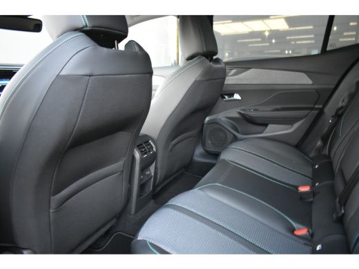 Peugeot 408 1.6 HYbrid Allure Pack 225 EAT8 DEMO-DEAL! | 360 Camera | Drive Assist | 7,4kW Boordlader | AGR-C... ActivLease financial lease