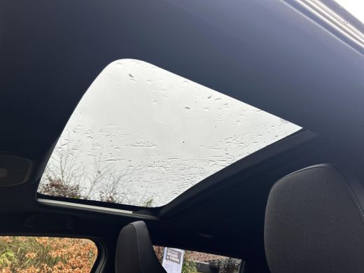 Suzuki e Vitara Style 61 kWh **NIEUWE BI-TONE KLEUR LAND BREEZE/ BLUISH BLACK/ PANORAMA/ NIEUWE AUTO** ActivLease financial lease