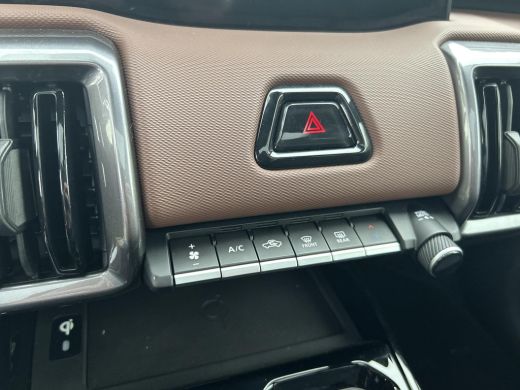 Suzuki e Vitara Style 61 kWh **NIEUWE BI-TONE KLEUR LAND BREEZE/ BLUISH BLACK/ PANORAMA/ NIEUWE AUTO** ActivLease financial lease