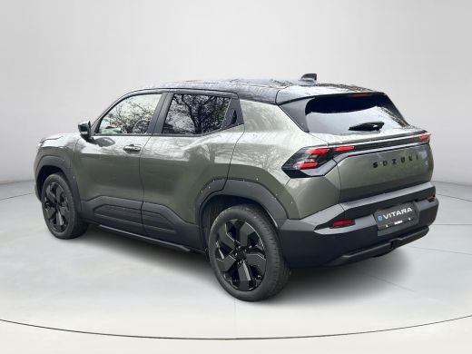 Suzuki e Vitara Style 61 kWh **NIEUWE BI-TONE KLEUR LAND BREEZE/ BLUISH BLACK/ PANORAMA/ NIEUWE AUTO** ActivLease financial lease