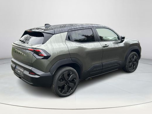 Suzuki e Vitara Style 61 kWh **NIEUWE BI-TONE KLEUR LAND BREEZE/ BLUISH BLACK/ PANORAMA/ NIEUWE AUTO** ActivLease financial lease