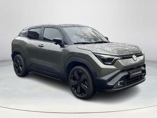 Suzuki e Vitara Style 61 kWh **NIEUWE BI-TONE KLEUR LAND BREEZE/ BLUISH BLACK/ PANORAMA/ NIEUWE AUTO** ActivLease financial lease