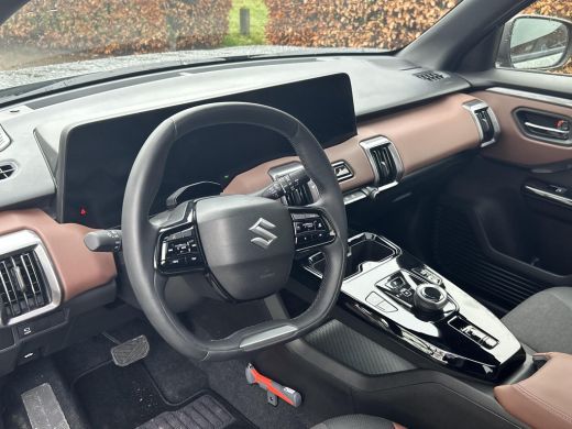 Suzuki e Vitara Style 61 kWh **NIEUWE BI-TONE KLEUR LAND BREEZE/ BLUISH BLACK/ PANORAMA/ NIEUWE AUTO** ActivLease financial lease