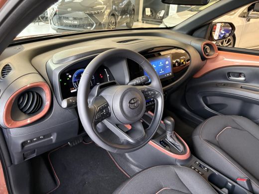 Toyota Aygo Hybrid 115 pulse **NIEUWE KLEUR CINNAMON/ NIEUWE AUTO/ DIRECT LEVERBAAR** ActivLease financial lease