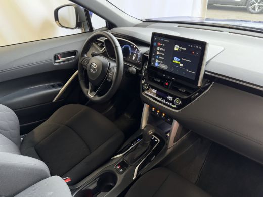 Toyota Corolla Cross 12/2024 HYBRID 140 STYLE LED KEYLESS CARPLAY NAVI CAMERA STOEL/STUUR VERW. ELEK.KLEP ADAP CRUISE ... ActivLease financial lease