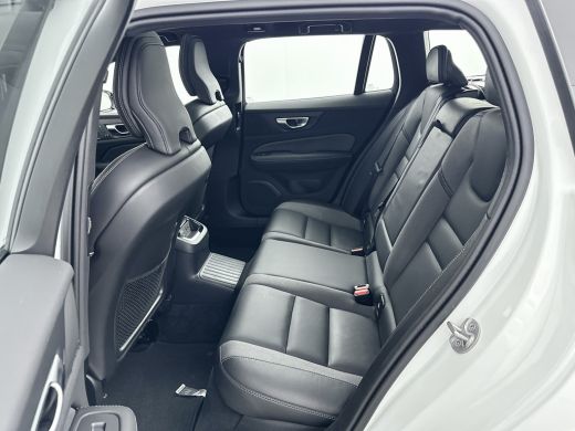 Volvo  V60 T6 Recharge Ultra Dark | 19" | Sportstoelen | Trekhaak | Panoramadak | 360 Camera | Head-up | Har... ActivLease financial lease