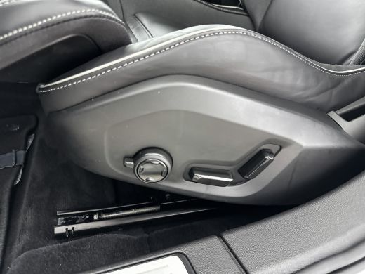 Volvo  V60 T6 Recharge Ultra Dark | 19" | Sportstoelen | Trekhaak | Panoramadak | 360 Camera | Head-up | Har... ActivLease financial lease