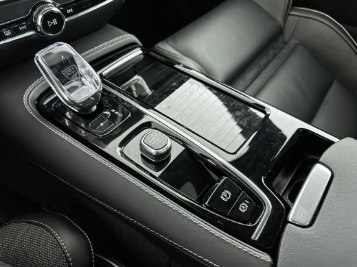 Volvo  V60 T6 Recharge Ultra Dark | 19" | Sportstoelen | Trekhaak | Panoramadak | 360 Camera | Head-up | Har... ActivLease financial lease