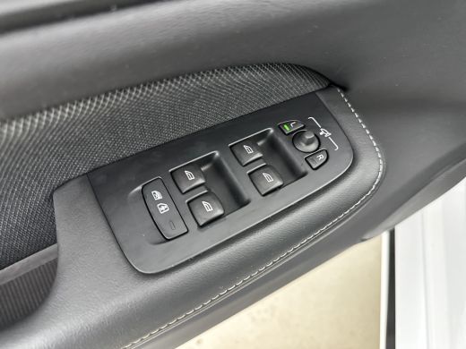 Volvo  V60 T6 Recharge Ultra Dark | 19" | Sportstoelen | Trekhaak | Panoramadak | 360 Camera | Head-up | Har... ActivLease financial lease