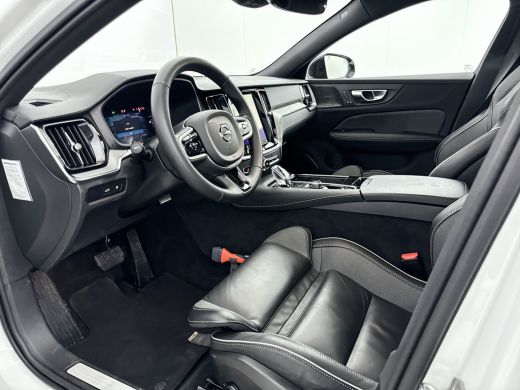 Volvo  V60 T6 Recharge Ultra Dark | 19" | Sportstoelen | Trekhaak | Panoramadak | Head-up | 360 Camera | Har... ActivLease financial lease