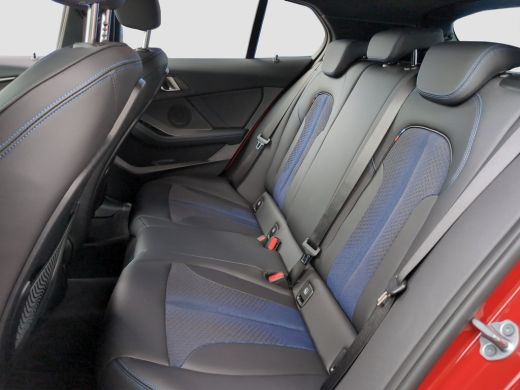 BMW 1 Serie 118i M-Sport | 17 inch | Virtual Cockpit | LED | Navigatie | Cruise Control ActivLease financial lease