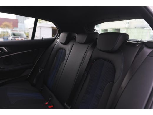 BMW 1 Serie 118i M Sport Automaat / Sportstoelen / Adaptieve LED / M Sportonderstel / Live Cockpit Profession... ActivLease financial lease