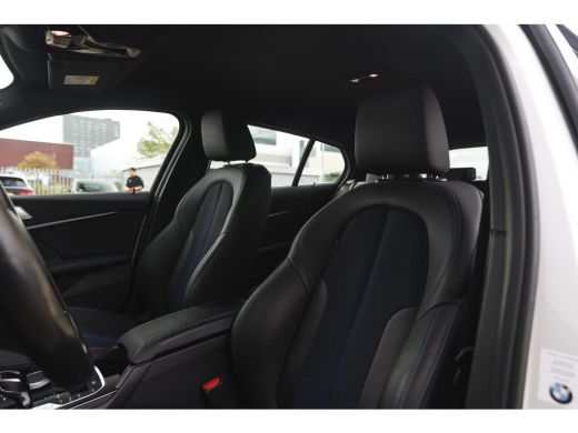 BMW 1 Serie 118i M Sport Automaat / Sportstoelen / Adaptieve LED / M Sportonderstel / Live Cockpit Profession... ActivLease financial lease