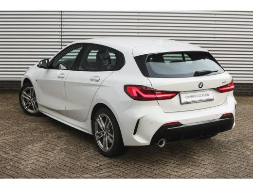 BMW 1 Serie 118i M Sport Automaat / Sportstoelen / Adaptieve LED / M Sportonderstel / Live Cockpit Profession... ActivLease financial lease