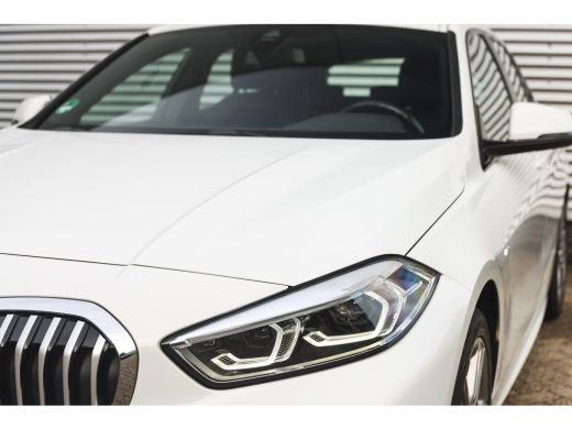BMW 1 Serie 118i M Sport Automaat / Sportstoelen / Adaptieve LED / M Sportonderstel / Live Cockpit Profession... ActivLease financial lease