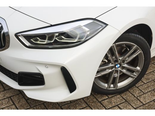 BMW 1 Serie 118i M Sport Automaat / Sportstoelen / Adaptieve LED / M Sportonderstel / Live Cockpit Profession... ActivLease financial lease