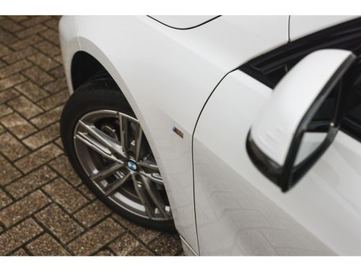BMW 1 Serie 118i M Sport Automaat / Sportstoelen / Adaptieve LED / M Sportonderstel / Live Cockpit Profession... ActivLease financial lease