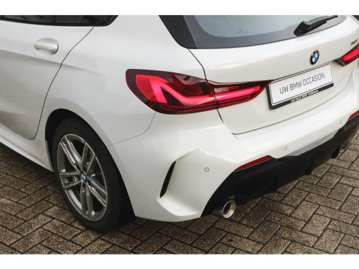 BMW 1 Serie 118i M Sport Automaat / Sportstoelen / Adaptieve LED / M Sportonderstel / Live Cockpit Profession... ActivLease financial lease
