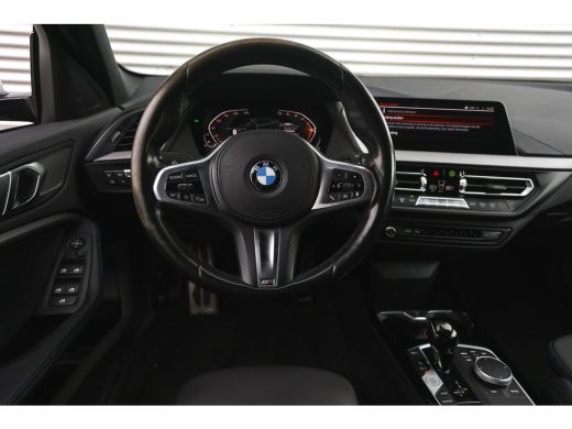 BMW 1 Serie 118i M Sport Automaat / Sportstoelen / Adaptieve LED / M Sportonderstel / Live Cockpit Profession... ActivLease financial lease