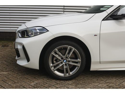 BMW 1 Serie 118i M Sport Automaat / Sportstoelen / Adaptieve LED / M Sportonderstel / Live Cockpit Profession... ActivLease financial lease